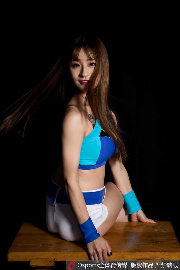 光影之间:江苏肯帝亚篮球宝贝的青春与坚守 这位宝贝侧身回眸,一只手轻轻点在脸颊上,嘟嘴的表情配上无辜的大眼睛,像极了正在撒娇的洋娃娃。