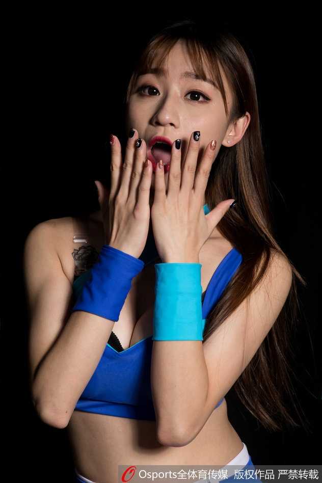 光影之间:江苏肯帝亚篮球宝贝的青春与坚守 身穿休闲服的女孩将头发随意扎起,对着镜头作出亲吻的动作,眼神迷离又可爱,洋溢着满满的青春气息。