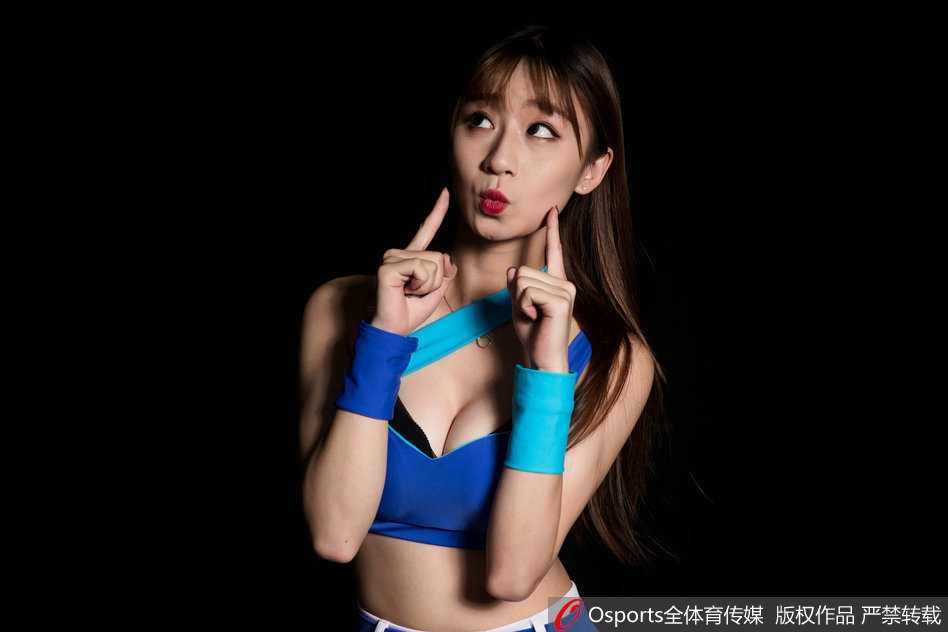 光影之间:江苏肯帝亚篮球宝贝的青春与坚守 一头利落短发的她,双手在脸颊旁比出可爱的剪刀手,配上嘟起的嘴唇,透出一股古灵精怪的活泼劲儿。