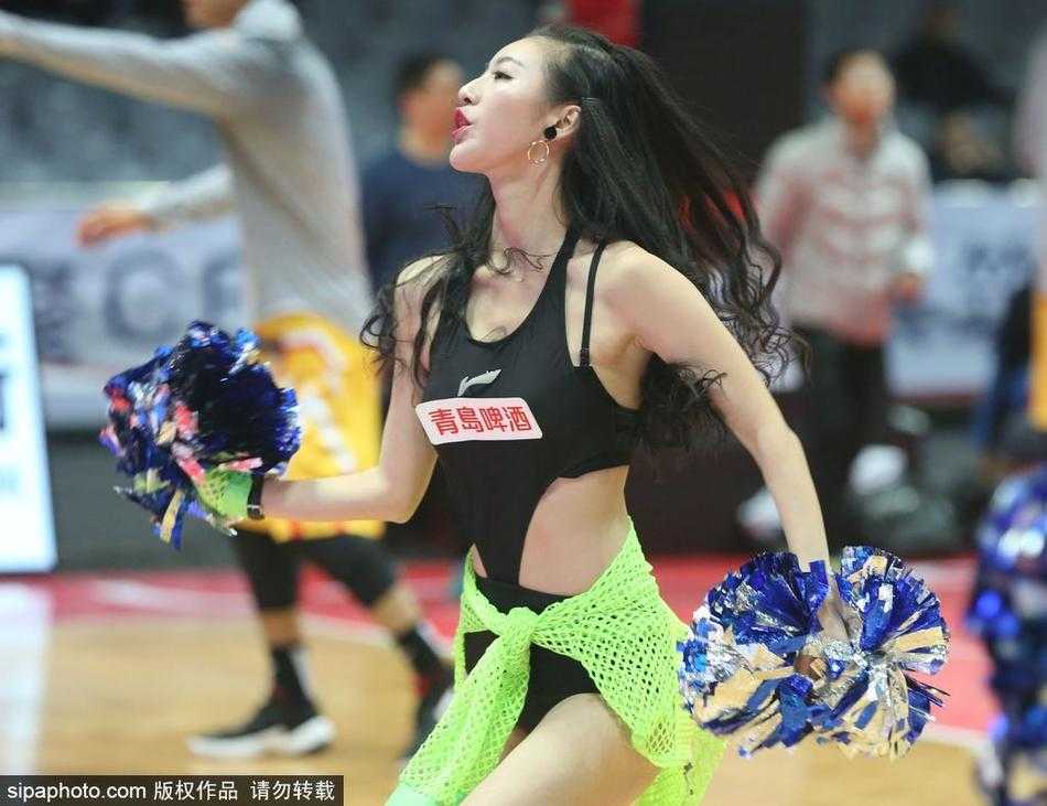 完成表演后，几位宝贝在赛场边相拥庆贺，脸上的汗水与灿烂的笑容交织在一起，这是属于她们的荣耀时刻，也是二零一七最动人的画面之一