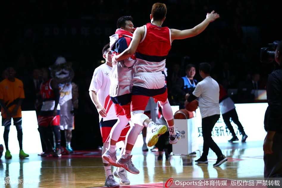 于长春站在三分线外眼神坚毅，篮球划过指尖即将离手，整个球馆的灯光聚焦在他身上，仿佛时间都静止在这一投的瞬间。