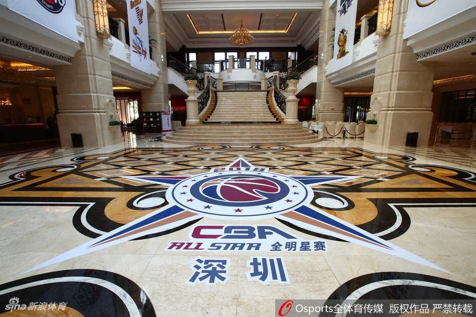 踏入酒店大堂，巨大的水晶吊灯洒下温暖光芒，球员通道仿佛变成了星光大道，静待巨星登场。