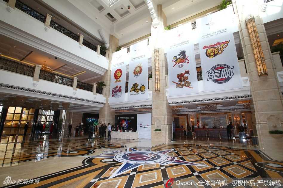 酒店的宴会厅内，长桌整齐排列，话筒静立，一场关于友谊与竞技的圆桌对话即将在这里上演。