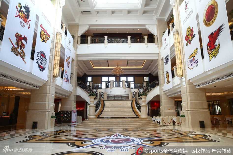 走廊深处，柔和的壁灯映照着红毯，一名球员的身影即将转角进入宴会厅，准备参加全明星圆桌采访。