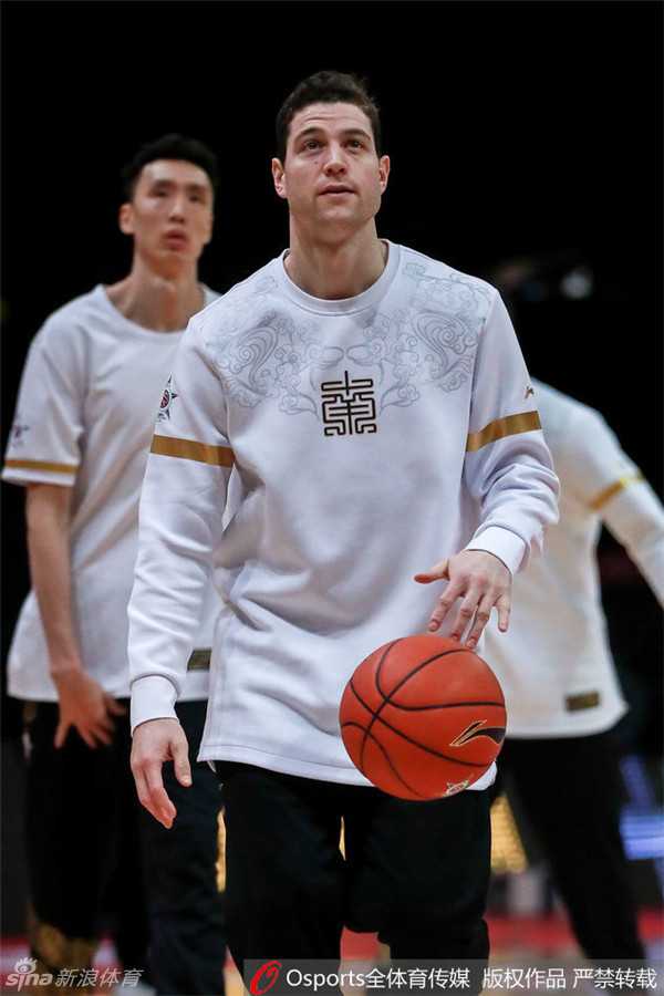 丁彦雨航抱着广东宏远队主教练杜锋的爱子合影留念，小丁脸上带着大男孩般的羞涩笑容，孩子则乖巧地待在怀里，画面十分有爱。