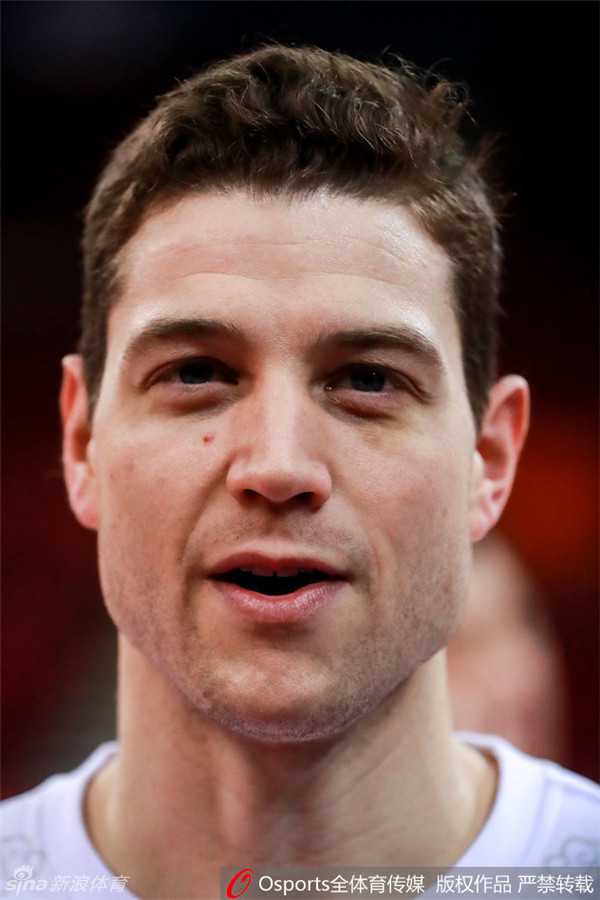 杜锋坐在场边怀抱爱子，他的目光全部集中在孩子身上，眼神中充满了无限的温柔与宠溺，与赛场上的严厉形象判若两人。