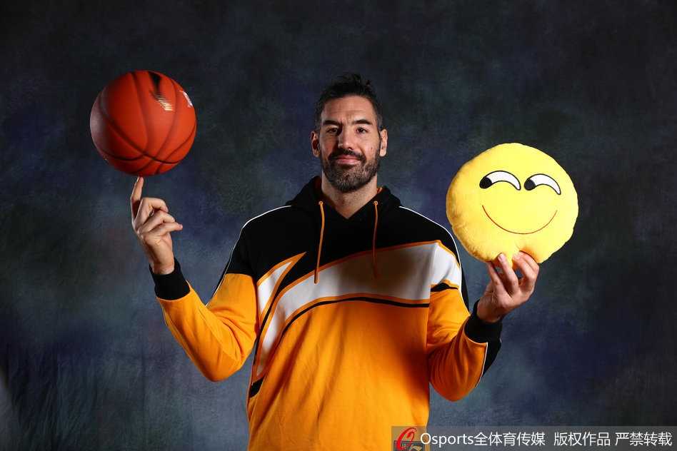 韩德君站在C位憨笑，翟晓川与郭艾伦做出酷炫的嘻哈手势，一左一右护卫着大韩，画面充满喜感与默契。