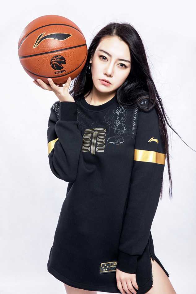 一位气质优雅的女神在赛场通道中被抓拍，她的出现仿佛一道亮光，为激烈的篮球之夜增添了一抹温柔。