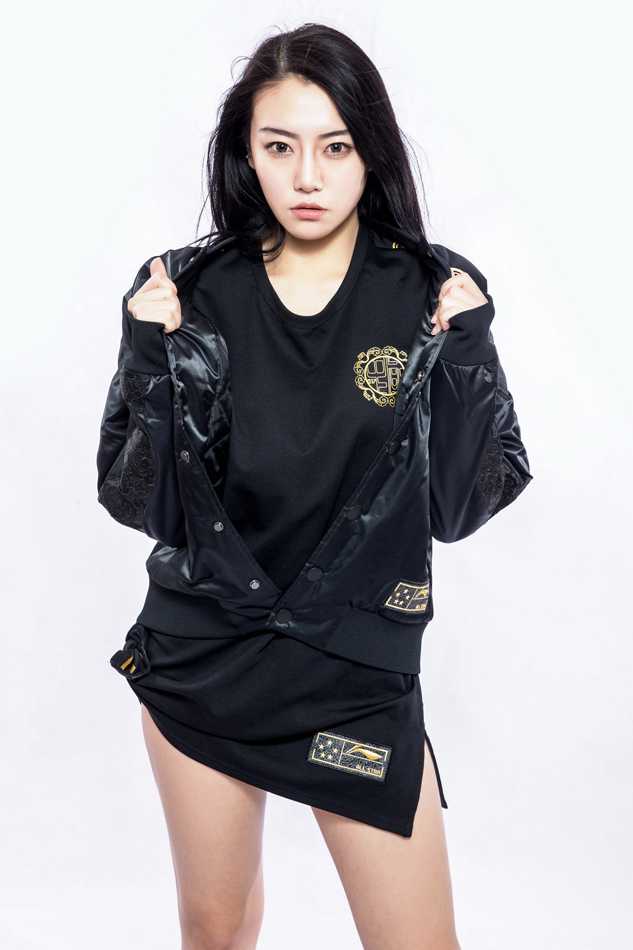 女神手持应援物，全情投入地为场上球员加油，脸上洋溢的喜悦与激情正是全明星周末氛围的最佳写照。