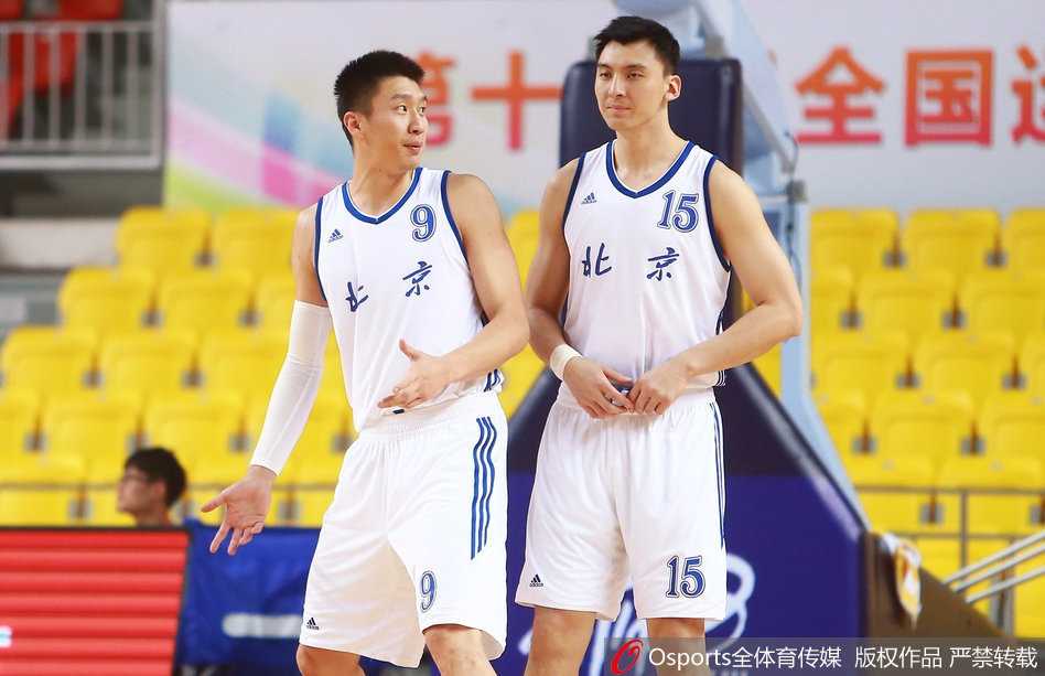 孙悦高举双手激情庆祝，仿佛在向全场宣告北京队的强势归来，他的眼神中充满了对胜利的渴望。