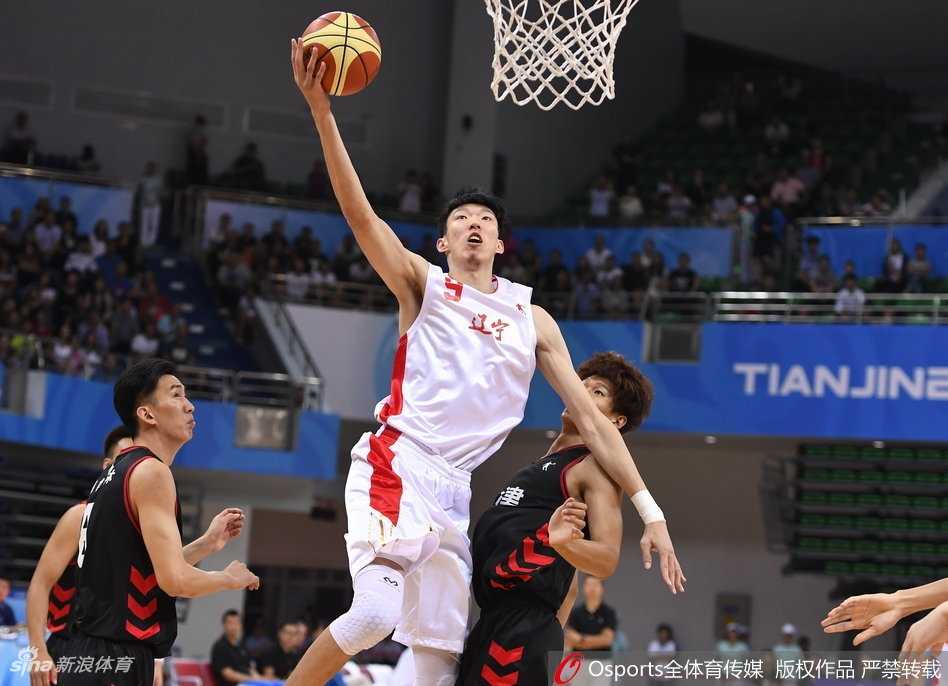 赵继伟受伤瞬间，他在空中与对手碰撞后表情痛苦地失去重心，篮球脱手而出，身后的队友和对手目光中满是关切与紧张。