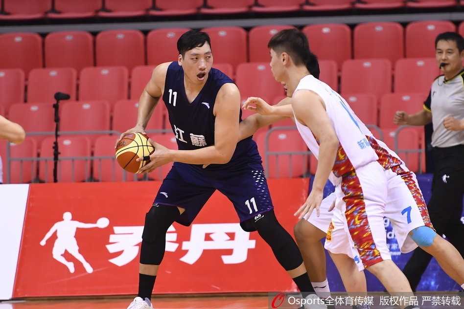 新疆队球员们在场上击掌相庆，彼此眼神交汇，充满了团结和必胜的信念