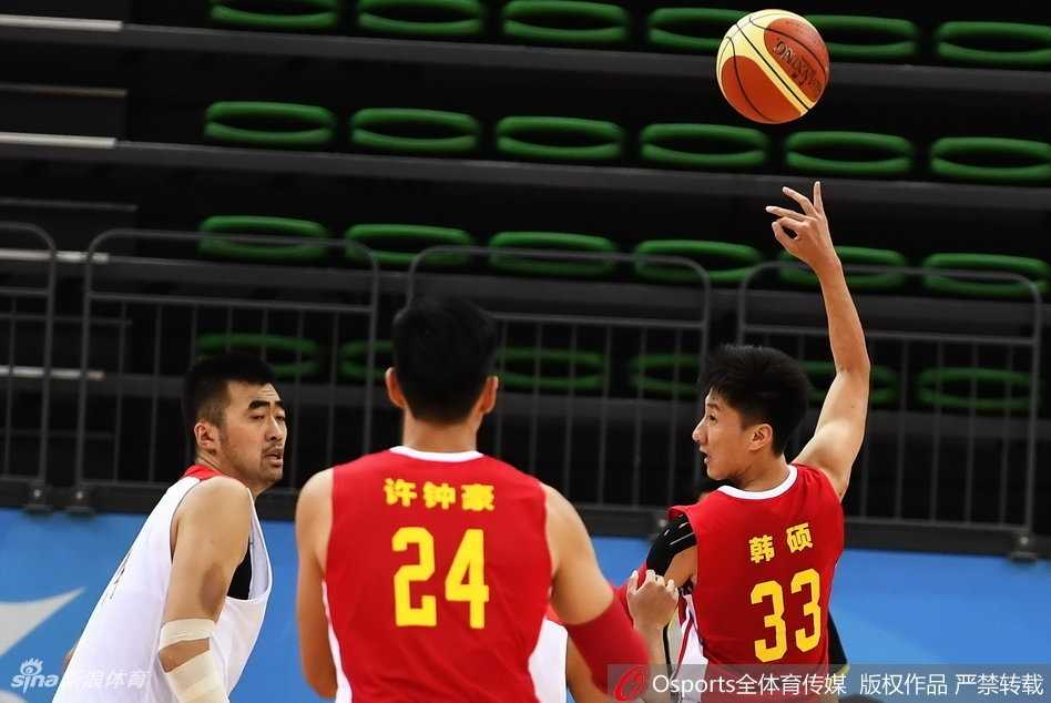 上海与解放军双方球员在球场中央激烈拼抢，篮球在指尖飞舞，瞬间引爆全场激情
