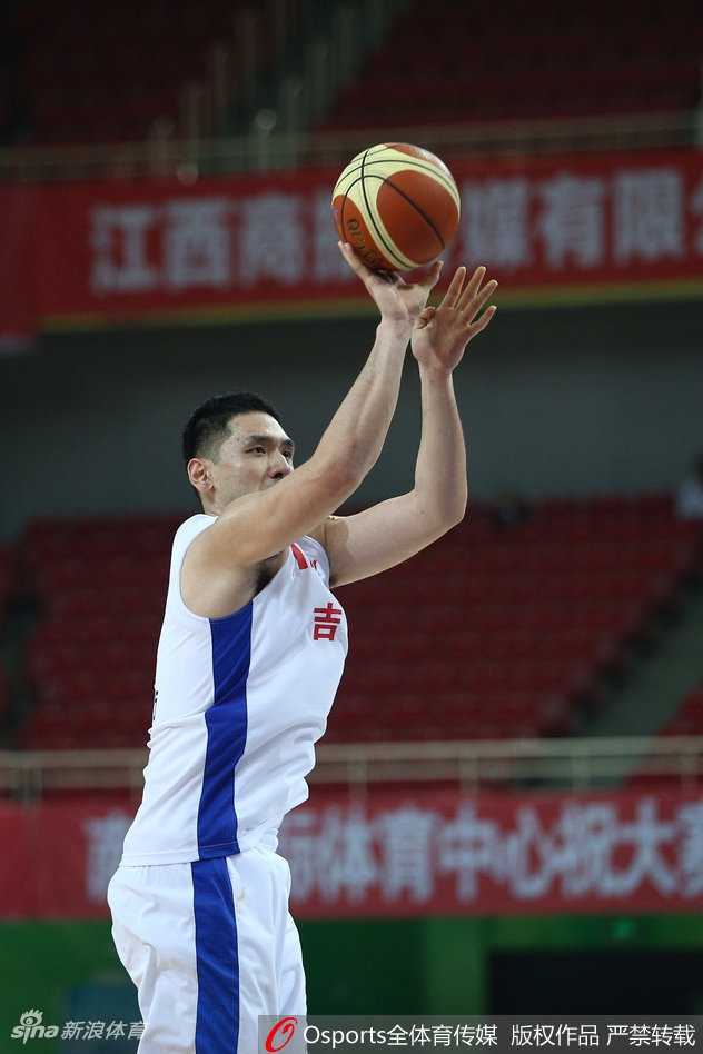 吉林队钟诚在解放军队严密的防守缝隙中，果断跳起投篮，篮球划过一道弧线飞向篮筐，他脸上写满了不屈与坚毅。