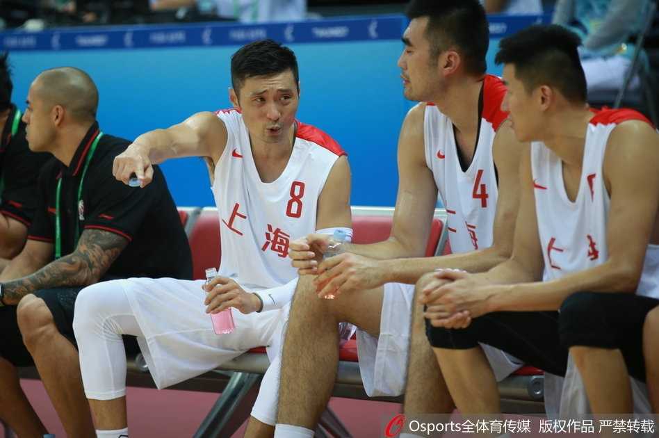 双方球员在篮下激烈拼抢篮板，肌肉碰撞瞬间火花四溅，胜负悬于一念之间