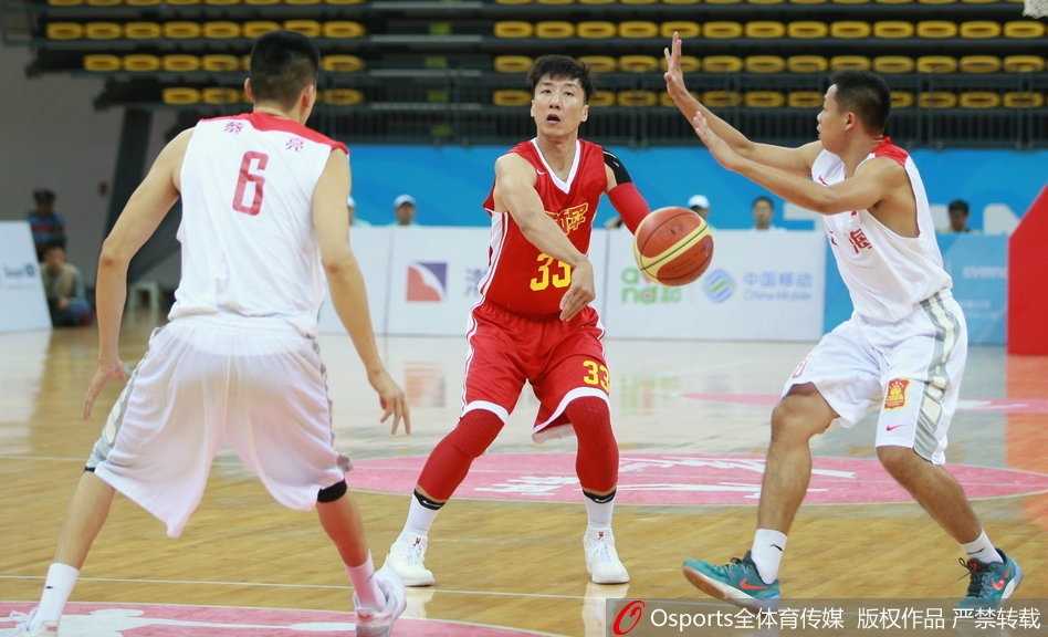 上海队后卫唐子豪在解放军严密防守下强行突破，年轻无畏的气势一览无余