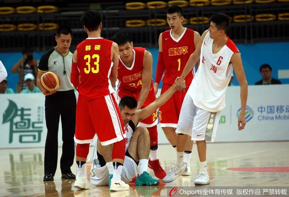 进球后上海队替补席全体起立欢呼，球员们激情拥抱，团队篮球的喜悦感染全场