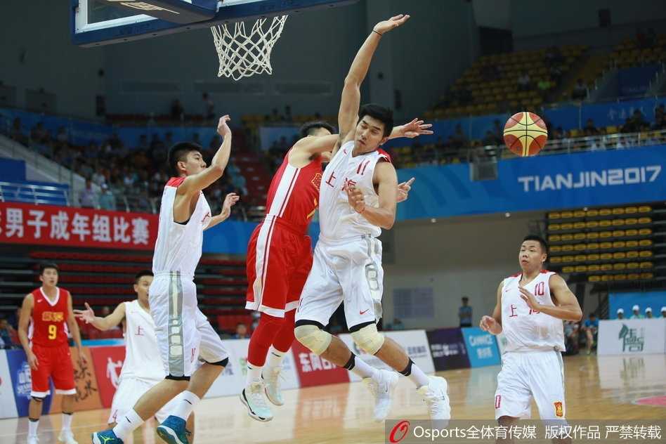 上海队当家球星刘炜加时赛中沉着组织进攻，用经验与节奏掌控着球队的胜利航向