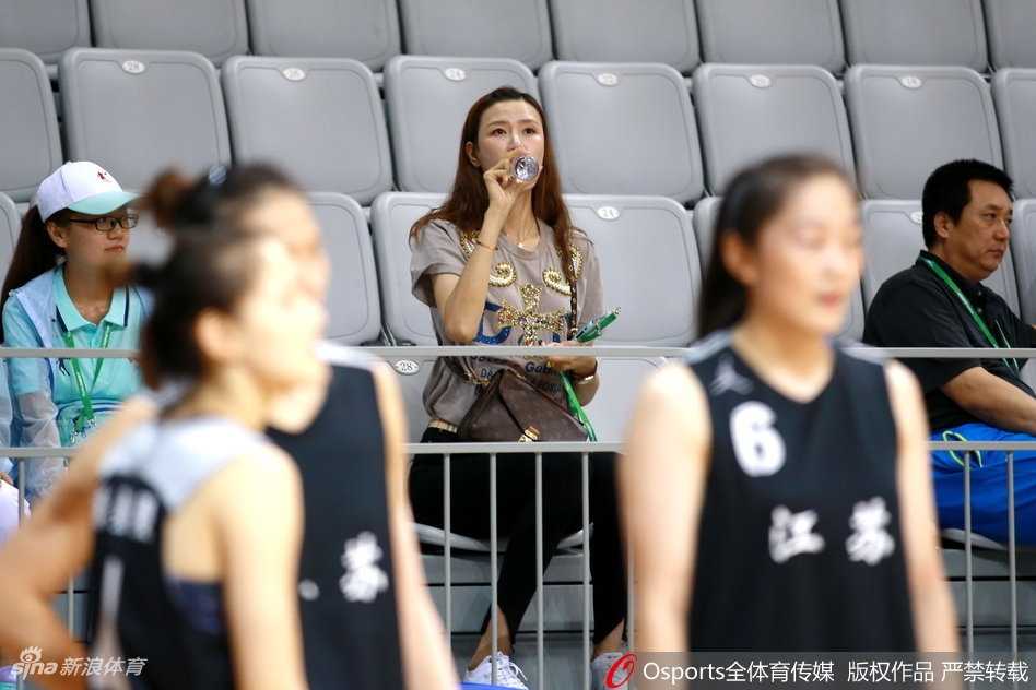 身高一米九五的许诺在全运看台上鹤立鸡群，她面带温柔笑意看向赛场方向，周边观众的目光却不自觉被她吸引