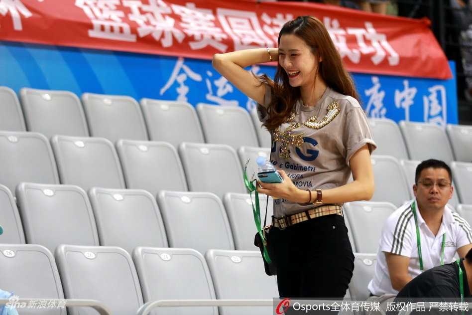 许诺全神贯注观看场上前队友的比赛，精致的妆容下流露出对篮球最纯粹的热爱与关切