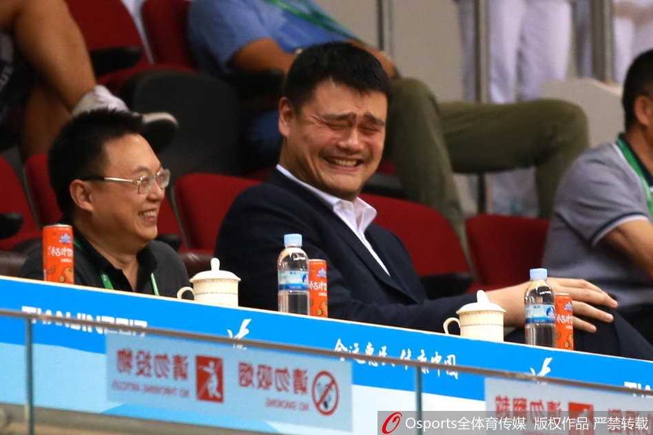 李慕豪与许钟豪两大长人内线卡位争抢篮板，肌肉碰撞瞬间火光四射