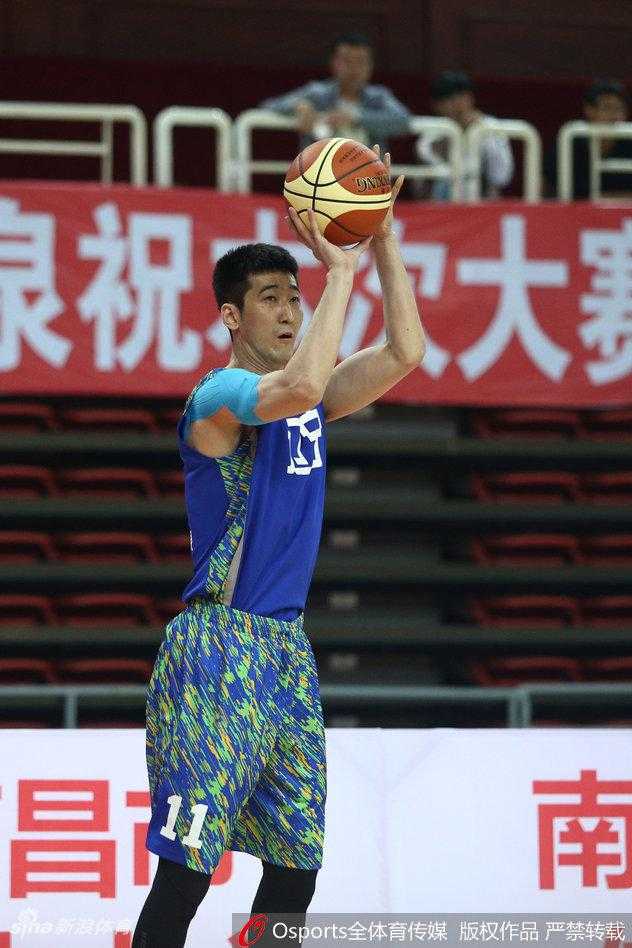 郭艾伦快速持球推进穿越中场，面对防守球员一个加速变向，如同尖刀般直插重庆队腹地