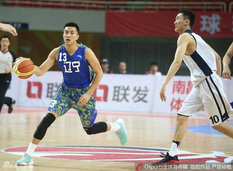 辽篮内线支柱韩德君在重庆队禁区展现强大统治力，背身单打后利用力量优势强行上篮