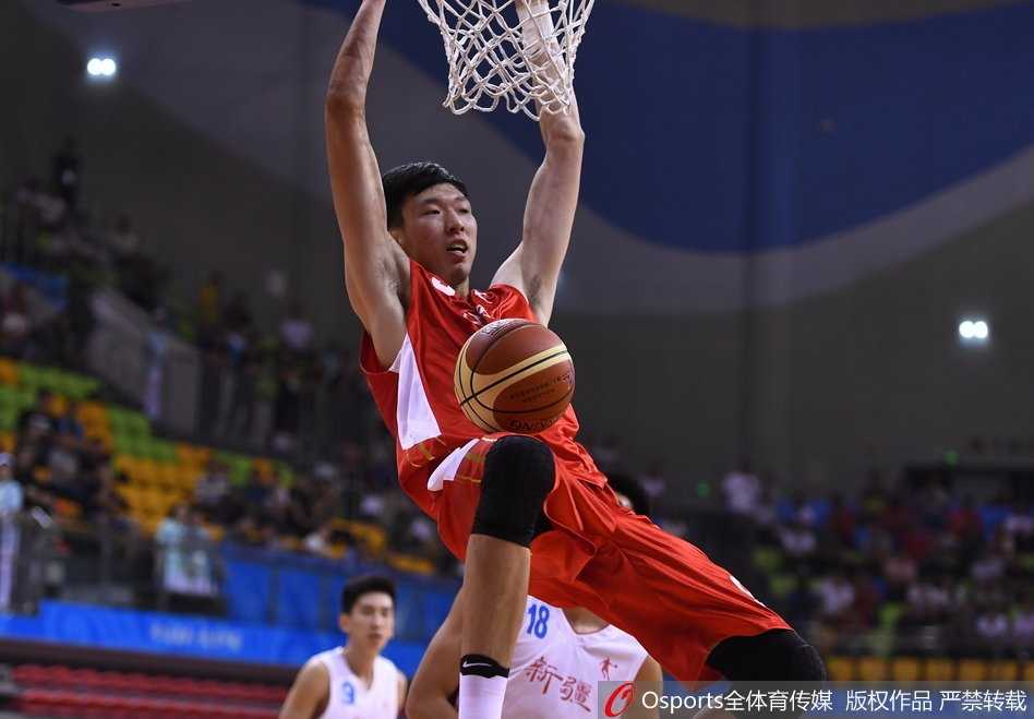 周琦面对新疆队的防守高高跃起，以一记势大力沉的单手劈扣震撼全场，仿佛要将所有的情绪都宣泄在篮筐之上。