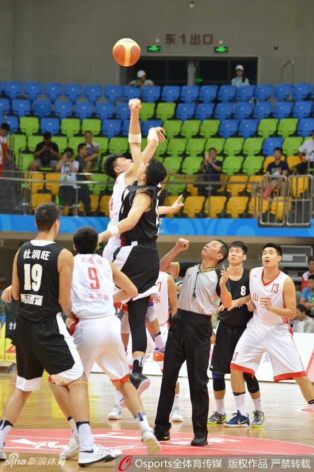 山东队年轻中锋朱荣振面对封盖毫不畏惧，用一记柔和的小勾手完成进攻，眼神中透露出与年龄不符的坚定