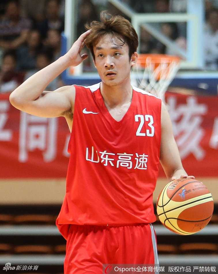 湖北队与山东队在篮下激烈卡位，数只手同时伸向空中的篮球，拼抢几乎白热化