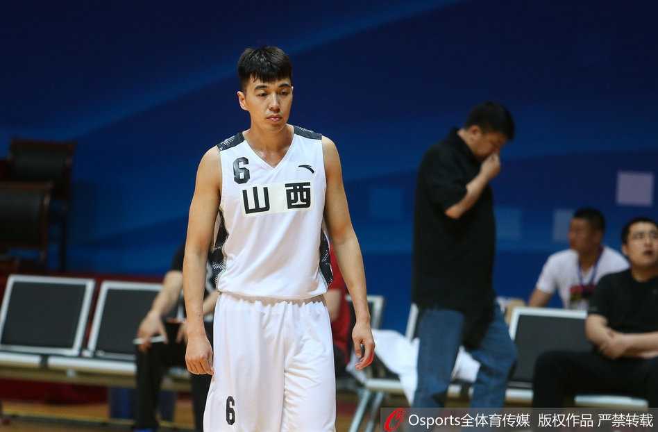 丁彦雨航在高位持球组织进攻，面对防守者目光如炬，正准备将球传给空切的队友