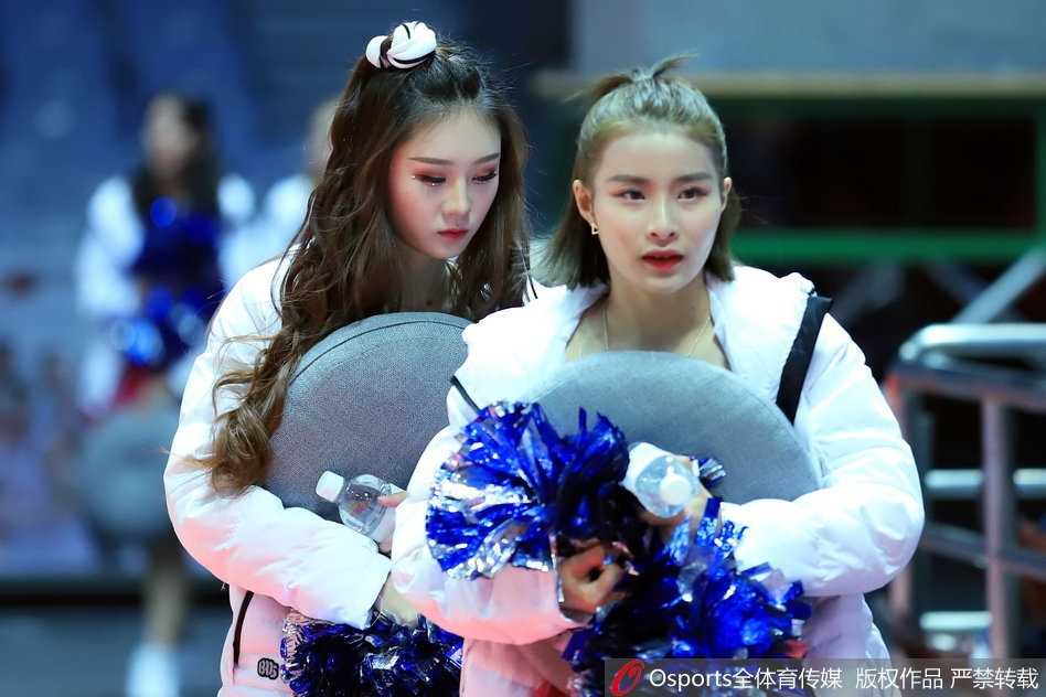 一名宝贝高高跃起甩动马尾，修长身线在灯光下勾勒出力与美的弧度，眼神中透着自信与坚定