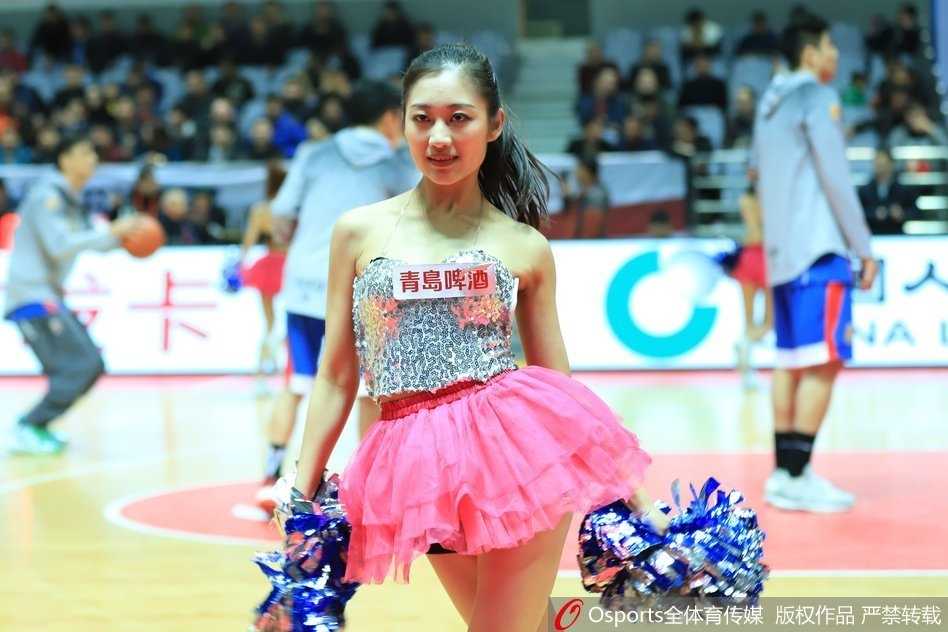 全队宝贝集体定格造型，高举双臂比出胜利手势，青春风暴席卷赛场，成为北仑之夜最美注脚