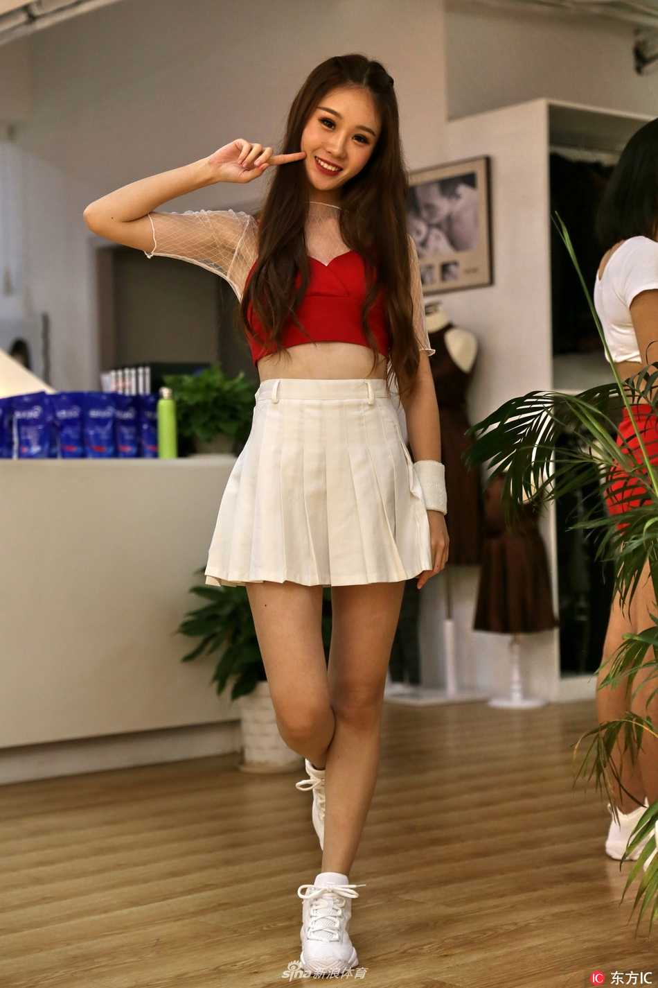 八一双鹿电池篮球宝贝青春写真 活力热舞点燃赛场激情 阳光透过树叶洒下斑驳的光影,篮球宝贝安静地倚靠在墙边,嘴角带着若有若无的笑意。简单的白T配短裙,却穿出了青春最动人的模样,清纯可爱得刚刚好。