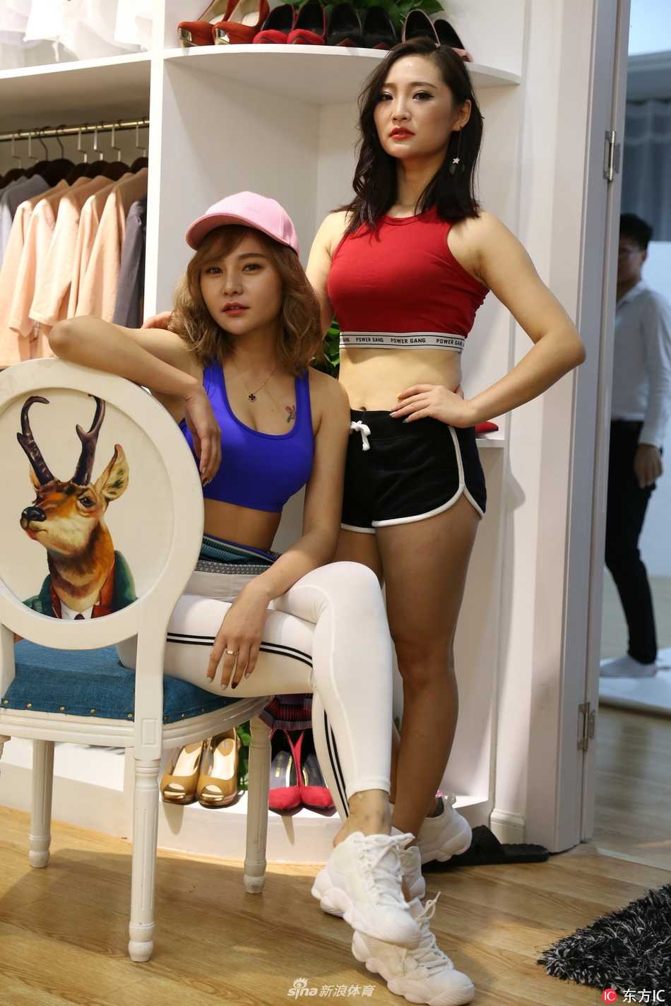 八一双鹿电池篮球宝贝青春写真 活力热舞点燃赛场激情 午后慵懒的光线下,宝贝侧身回眸,轻柔的发丝在微风中飘动,眼眸低垂带着一丝羞涩,洁白的衬衫和深色短裙衬托出她邻家女孩般的清纯气质。