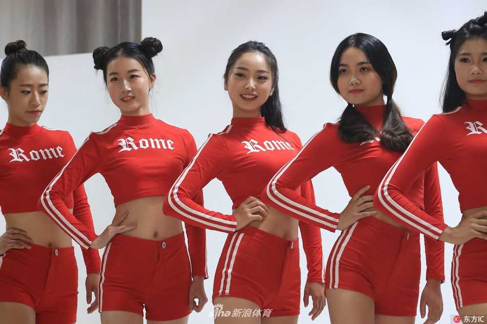 八一双鹿电池篮球宝贝青春写真 活力热舞点燃赛场激情 一位宝贝扎着清爽的马尾,在阳光下展露侧颜杀,高挺的鼻梁勾勒出完美的轮廓,白色短上衣搭配格子短裙,尽显少女的活力与纯真。