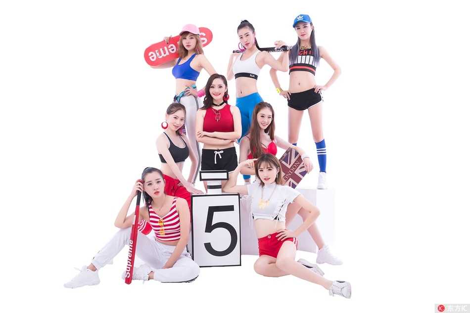 女孩们坐在地板上，双手自然搭在膝盖上，身体微微后仰，这个姿势让她们平坦的小腹和腰部曲线更加醒目，脸上洋溢的笑容比摄影棚的灯光还要温暖。