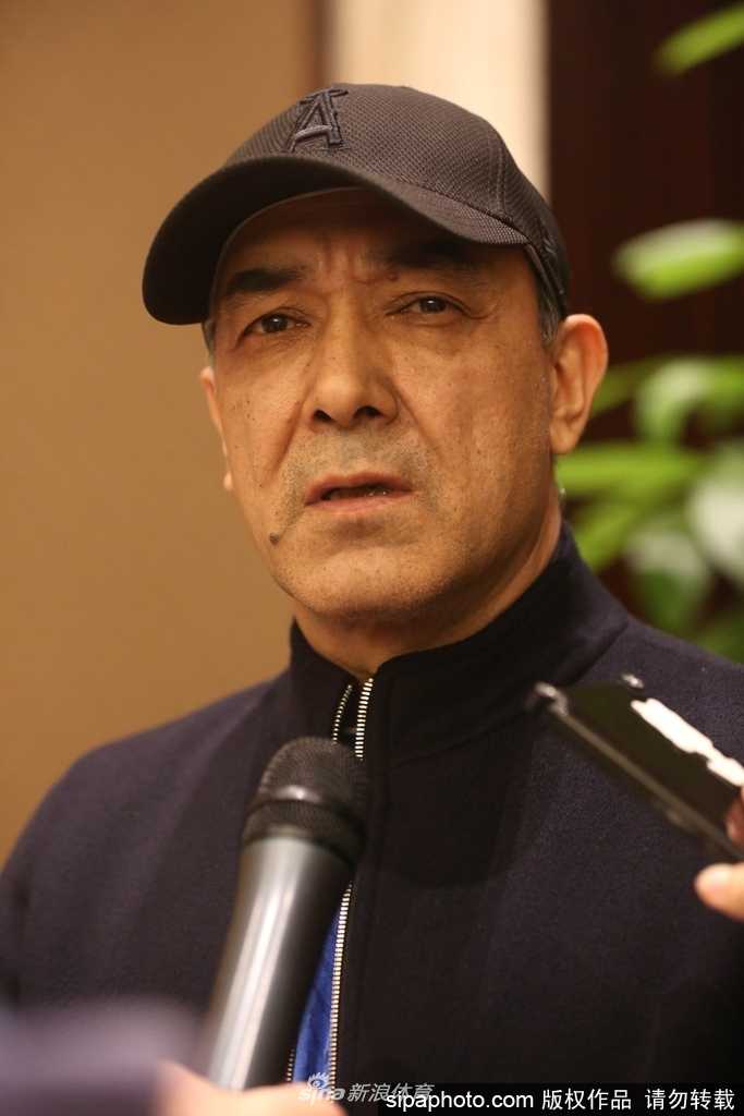 八一富邦双鹿男篮落户宁波北仑 新主场扬帆起航 酒会现场,功勋教练阿的江面色沉稳,他的目光始终追随着自己麾下的年轻弟子们,作为球队的掌舵者,他肩负着带领这支青年军砥砺前行的重任。