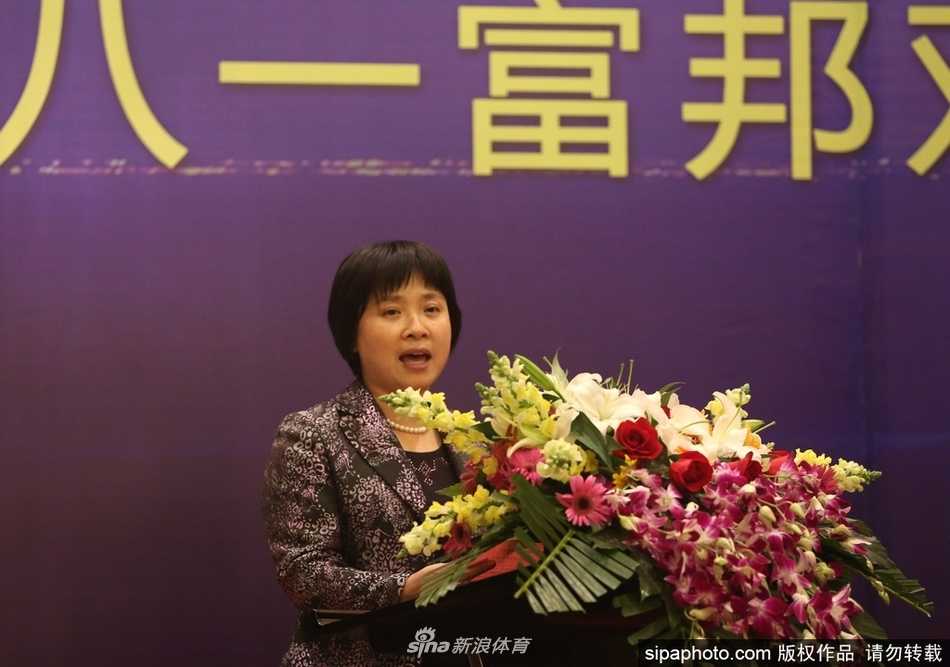 八一富邦双鹿男篮落户宁波北仑 新主场扬帆起航 欢迎酒会上,背景板醒目地展示着双鹿电池的标识,教练组成员与球员们围坐一桌,正专注地聆听主教练的部署,氛围严肃而热烈。