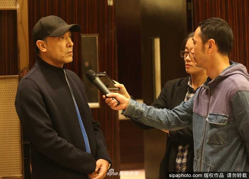 八一富邦双鹿男篮落户宁波北仑 新主场扬帆起航 北仑的欢迎酒会上,新援与老将齐聚一堂。画面中一名球员正与队友开怀交谈,轻松的氛围预示着球队已经为新赛季的艰苦征程做好了充分的准备。