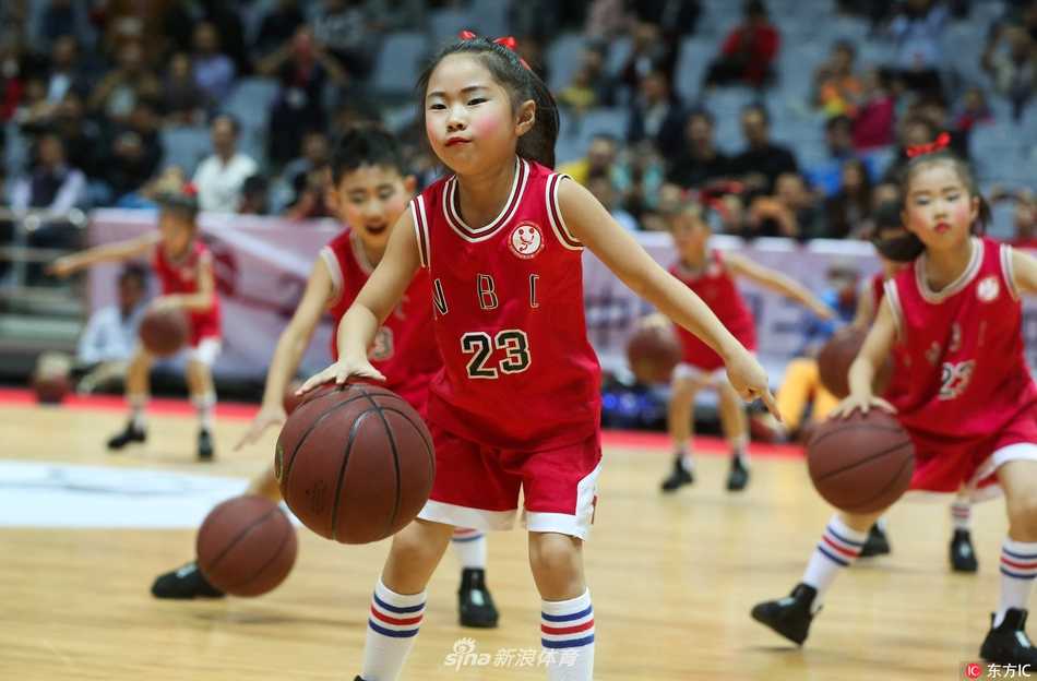 八一浙江揭幕战里的小篮球火苗 镜头捕捉到一位小球员高高跃起投篮的瞬间,篮球在空中划过一道优美的弧线,他的眼神紧紧追随,整个球馆的灯光仿佛都聚焦在他身上。