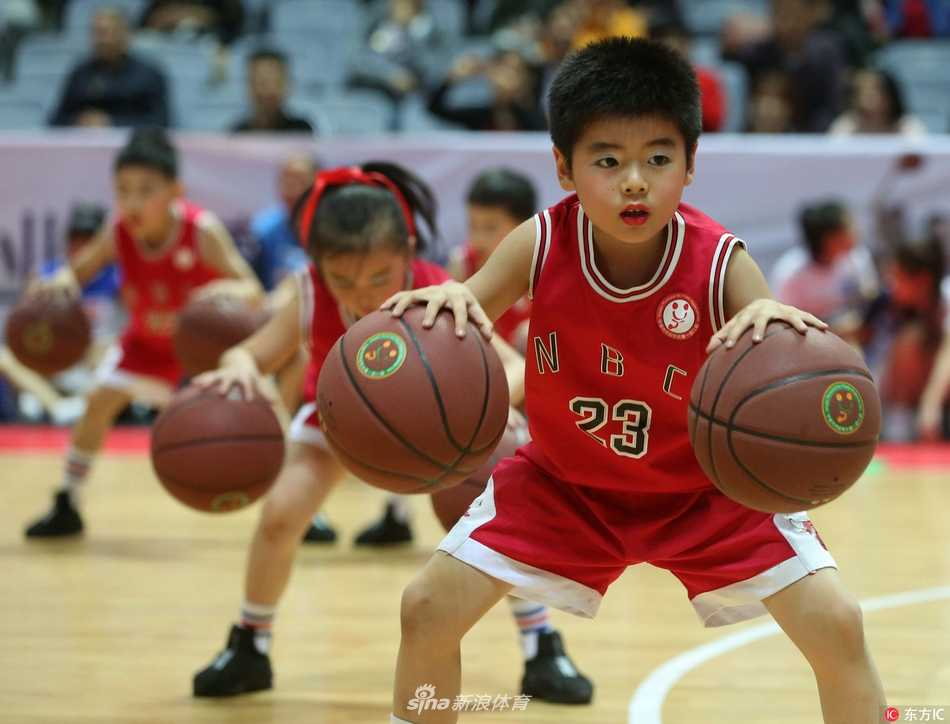 八一浙江揭幕战里的小篮球火苗 一群身穿红色运动服的小球员们在CBA赛场上奋力运球,他们稚嫩却专注的神情仿佛预示着中国篮球的未来之星正在冉冉升起。