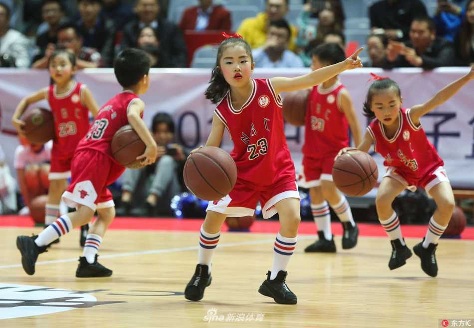 八一浙江揭幕战里的小篮球火苗 完成表演的小球员们并排站在场地中央,向四周看台的观众挥手致意,他们脸上洋溢着的灿烂笑容,比任何胜利都更能感染人心。