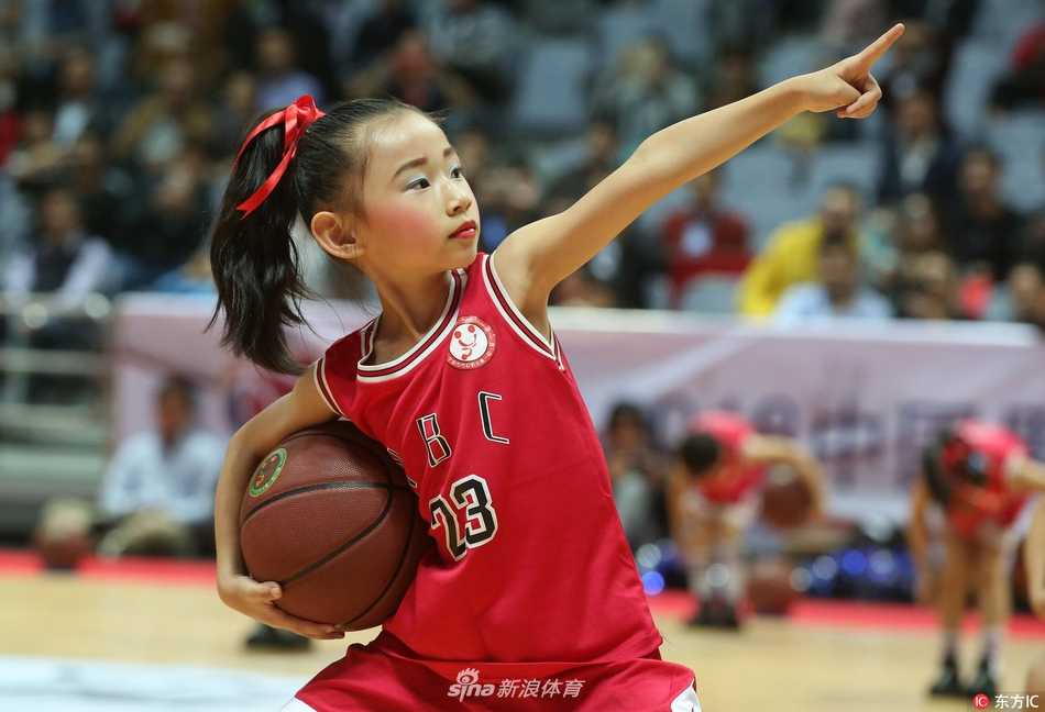 八一浙江揭幕战里的小篮球火苗 一个小球员紧紧抱着比自己小不了多少的篮球,安静地站在场边,望着远处正在热身的职业球员,眼神里充满了憧憬与向往。