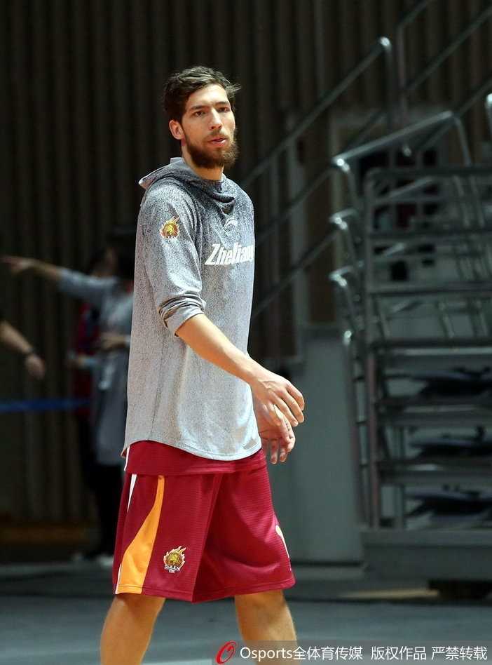 夕阳余晖洒在空荡的球场，王治郅独自加练投篮，高大背影写满对赛场的眷恋