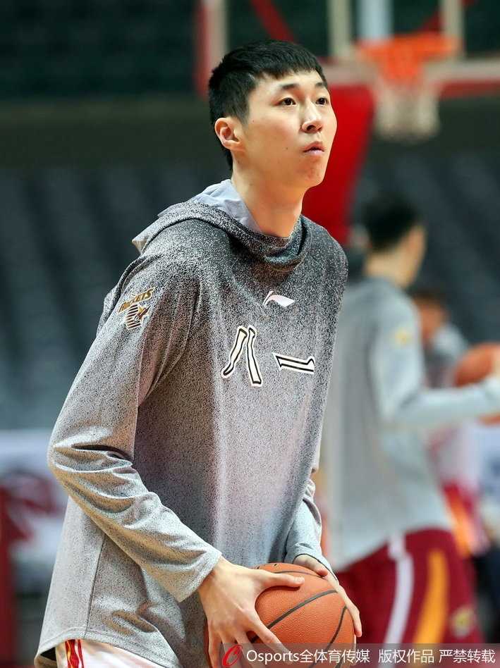 王治郅在训练中客串防守球员，用身体对抗帮助年轻队员模拟实战强度