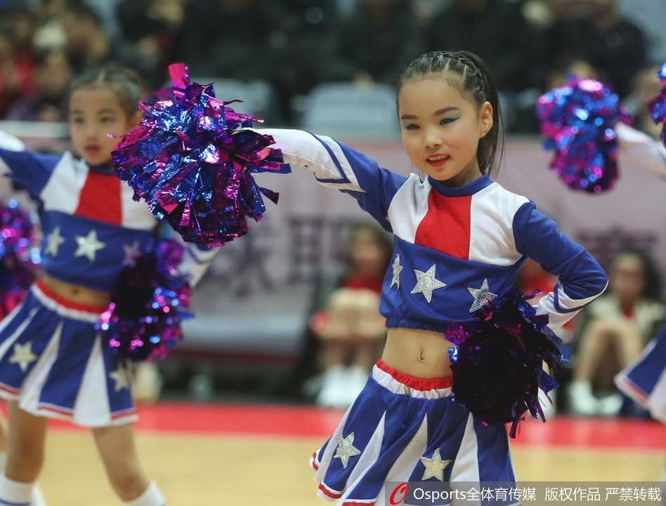 宝贝们排成一排，认真地跟随领舞小姐姐做助威动作，红扑扑的小脸蛋上挂着一丝汗珠，格外惹人怜爱