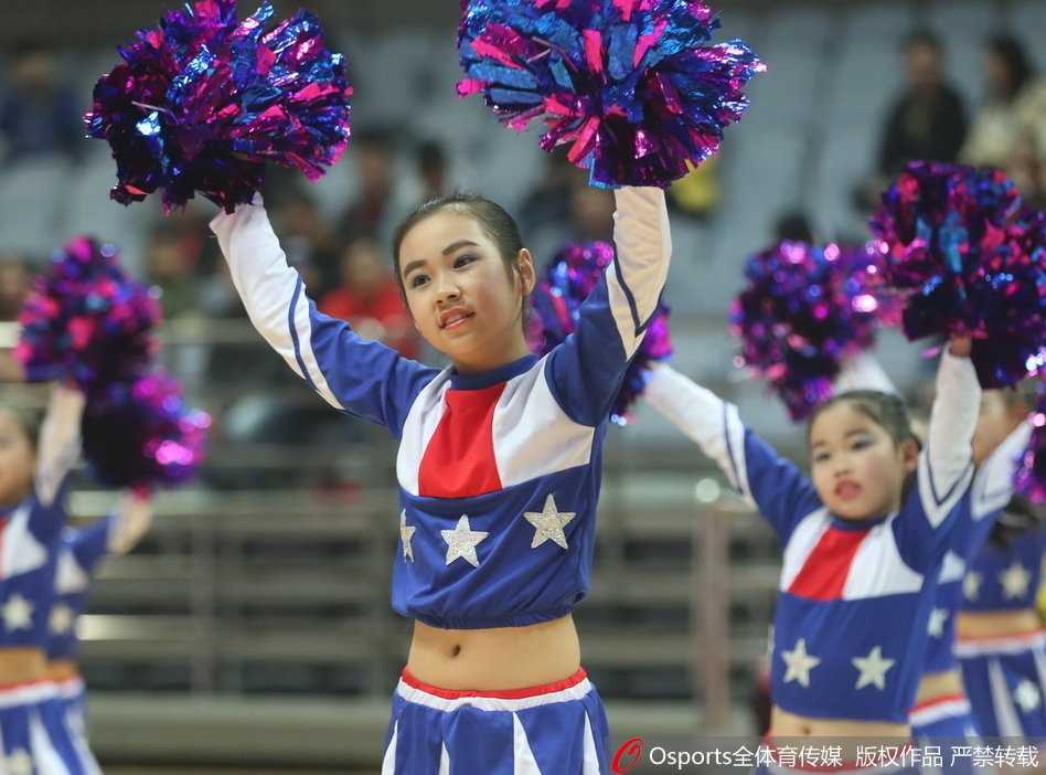 活动结束后，宝贝们挥舞着手中的充气棒向看台上的观众告别，夕阳的余晖洒在她们身上，为比赛日画上温馨句号