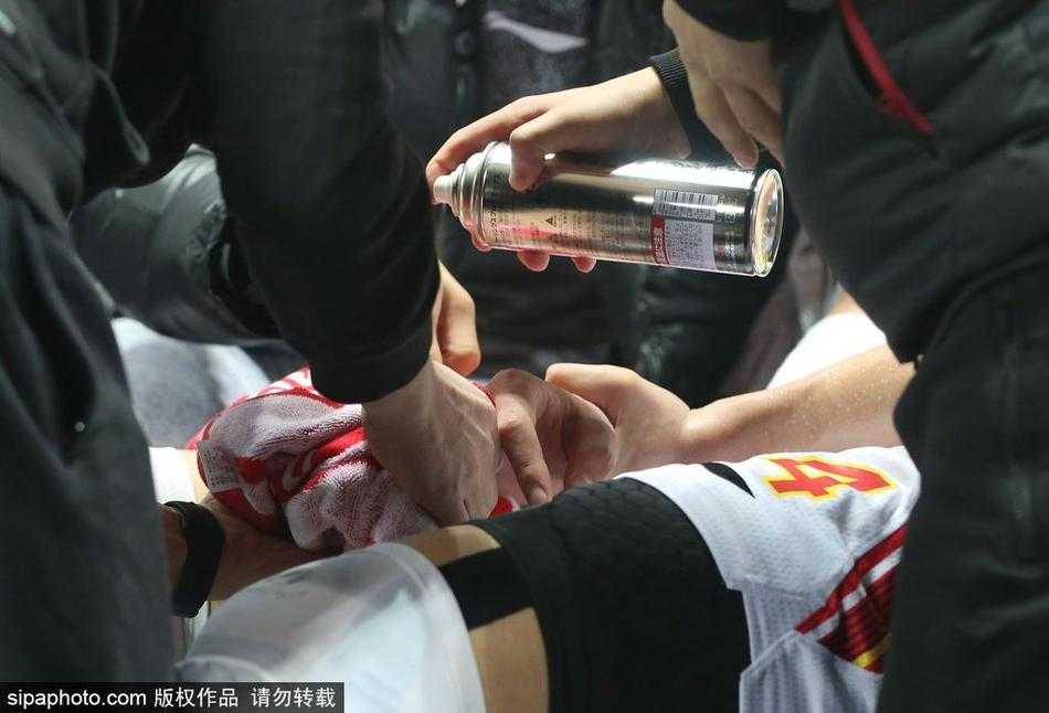 八一铁闸的悲壮一摔:回顾许钟豪五次重伤背后的职业生涯转折 许钟豪面部表情因剧痛而扭曲,他试图用手支撑身体却无能为力,身旁的山西队外援也低头关注这位倒地对手的状况。