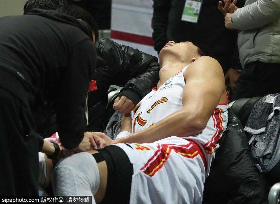 八一铁闸的悲壮一摔:回顾许钟豪五次重伤背后的职业生涯转折 许钟豪在宁波主场轰然倒下,身体蜷缩在冰冷的地板上,双手掩面承受着剧痛,四周的队友和对手神情凝重。